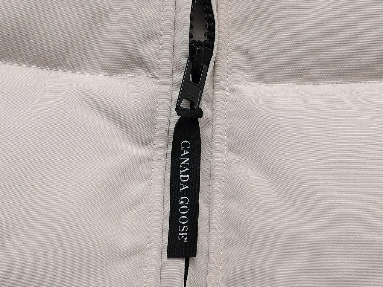 P840 Canada Goose Canada Goose #Expedition04 Parker, a treasure of Canadian origin! Limited supply worldwide! Canada Goose Model 04 is a top-notch couple model. The polar cold-proof outdoor series fur collar detachable hooded parka down jacket is the first Goose in 2024. I hope my partners will like it. Peak quality. I hope everyone can identify it together! The most popular cool items of the Big Goose family in 2024 are online. The same popular product of Yi Yang Qianxi is said to be a joint limited edition Big Goose that cannot be bought in autumn and winter. If you dislike the sameness of the Big Goose in the past, then this model will definitely give you a different experience! This year's most powerful couple's collection for autumn and winter is online, a top-notch luxurious ready-to-wear style, paired with an outdoor warm down jacket with great style and charm! The most standard and classic items of the Daye family in the past two years are equipped with unique reflective stripes for embellishment, which further shows the high-end fashion performance effect. With the embellishment of hardware buckles, it has excellent performance effect. The upper body is clean, simple and elegant, even for urban leisure. It is suitable for various occasions. Designed with large pockets, this model has a large capacity and is equipped with reflective stripes, making it safer at night. It is suitable for various adventure activities. It is made of windproof and waterproof technical materials. The interior is filled with full white duck down, which is absolutely cold-proof and warm. It also has a stand-up collar design and fine fluff at the collar, with meticulous attention to detail! The charm of this model is also more spiritual, and the upper body has more temperament and specifications. It perfectly shows the ultra-high standard of fashionable performance of this model, integrating outdoor and life, and you can even create high-street wear! The most pinnacle limited-edition goose that we have presented so far, both in terms of design and detailed materials, it is completely outstanding. The grand and evergreen version design is matched with cool reflective elements. The overall appearance can be said to be quite high, and it has that kind of powerful outdoor performance! It combines high-end casual attributes with high-street style. It is high-grade, domineering, warm, and beautiful. The visibility of the upper body is quite strong, and the configuration of the owl element is highly brand-recognizable. The overall brand performance and visual effects are fully enhanced, and it also has the high-end sense of fashion and fashionable performance. It is a must-buy product because this is the most awesome down brand on the earth and one of Canada's three national treasure brands. It is also a very sentimental down luxury brand. In the field of polar cold-proof clothing, goose has made an irreplaceable contribution.. SIZE: XS S M L XL XXL Color: black, off-white, red, navy blue, gray